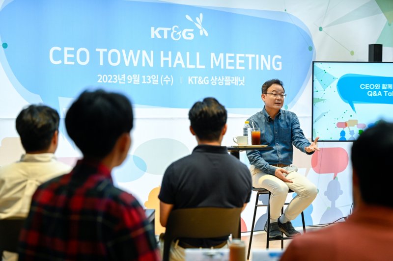 KT&G가 13일 서울 성수동에 위치한 'KT&G 상상플래닛'에서 열린 소통을 통한 구성원 공감대 강화를 위해 'CEO 타운홀 미팅'을 개최했다. 백복인 KT&G 사장과 타운홀 미팅에 참석한 임직원들이 이야기를 나누고 있다. 사진=KT&G 제공