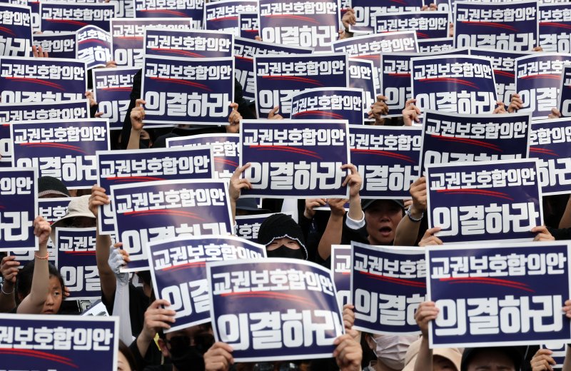 수업방해에 '레드카드' 줬다고 "담임 바꿔라" 학부모, 교권침해 맞다'[서초카페]