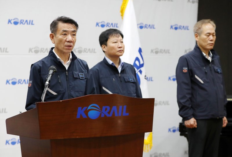 한문희 코레일 사장이 14일 서울 중구 한국철도공사 서울본부에서 철도노조 파업 관련 기자회견을 갖고 대국민 사과문을 발표하고 있다. /사진=뉴스1