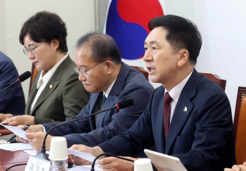 [서울=뉴시스] 조성봉 기자= 김기현 국민의힘 대표가 14일 오전 서울 여의도 국회에서 열린 최고위원회의에서 발언을 하고 있다. 2023.09.14. suncho21@newsis.com