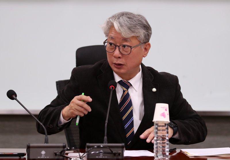 [서울=뉴시스] 이영환 기자 = 조응천 더불어민주당 의원이 14일 오후 서울 여의도 국회 의원회관에서 열린 산불진압 헬기의 야간운항 방안 모색을 위한 토론회에서 발언을 하고 있다. 2023.04.14. 20hwan@newsis.com