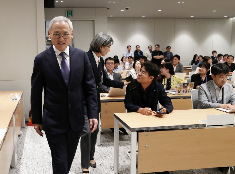 문화체육관광부 장관 후보자에 지명된 유인촌 대통령실 문화체육특별보좌관이 13일 오후 용산 대통령실 청사에서 열린 정무직 인선 발표 브리핑에서 입장하고 있다. 2023.9.13/뉴스1 ⓒ News1 오대일 기자