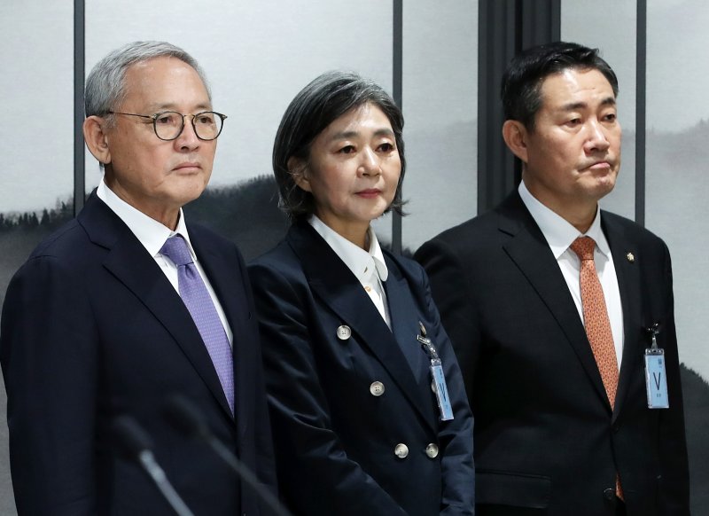 13일 오후 용산 대통령실 청사에서 열린 정무직 인선 발표 브리핑에서 문화체육관광부 장관 후보자에 지명된 유인촌 대통령실 문화체육특별보좌관(왼쪽부터)과 여성가족부 장관 후보자에 지명된 김행 전 국민의힘 비상대책위원, 국방부 장관 후보자에 지명된 신원식 국민의힘 의원이 김대기 비서실장의 발표를 경청하고 있다. 2023.9.13/뉴스1 ⓒ News1 오대일 기자