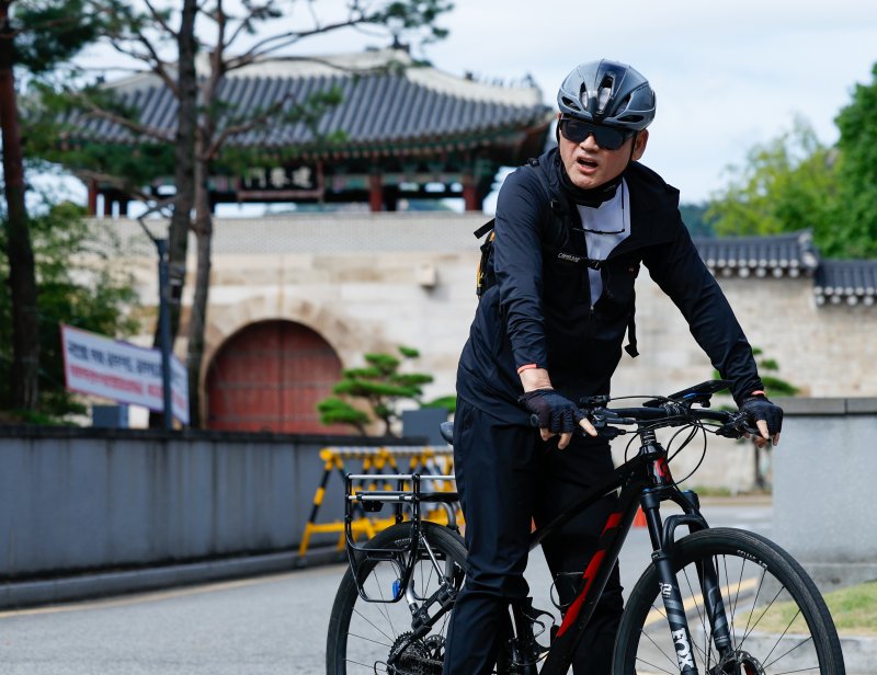 유인촌 문화체육관광부 장관 후보자가 14일 오전 서울 종로구 모처에 마련된 인사청문회 준비 사무실에 자전거를 타고 출근하고 있다. 2023.9.14/뉴스1 ⓒ News1 안은나 기자