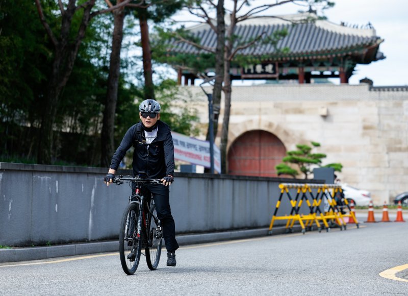 유인촌 문화체육관광부 장관 후보자가 14일 오전 서울 종로구 모처에 마련된 인사청문회 준비 사무실로 출근하고 있다. 2023.9.14/뉴스1 ⓒ News1 안은나 기자