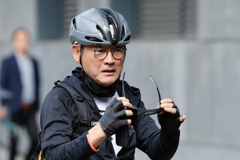 유인촌 문화체육관광부 장관 후보자가 14일 오전 서울 종로구 모처에 마련된 인사청문회 준비 사무실에 자전거를 타고 출근, 취재진 질문에 답하기 위해 선글라스를 벗고 있다. 2023.9.14/뉴스1 ⓒ News1 안은나 기자