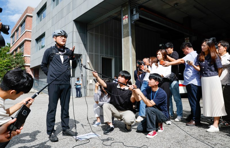 유인촌 문화체육관광부 장관 후보자가 14일 오전 서울 종로구 모처에 마련된 인사청문회 준비 사무실에 자전거를 타고 출근, 취재진 질문에 답하고 있다. 2023.9.14/뉴스1 ⓒ News1 안은나 기자