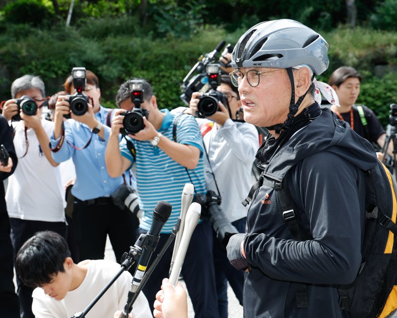유인촌 문화체육관광부 장관 후보자가 14일 오전 서울 종로구 모처에 마련된 인사청문회 준비 사무실에 자전거를 타고 출근, 취재진 질문에 답하고 있다. 2023.9.14/뉴스1 ⓒ News1 안은나 기자