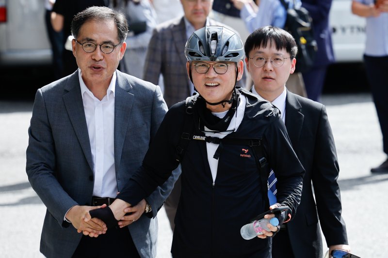 유인촌 문화체육관광부 장관 후보자가 14일 오전 서울 종로구 모처에 마련된 인사청문회 준비 사무실에 자전거를 타고 출근, 취재진 질문에 답변한 뒤 이동하고 있다. 2023.9.14/뉴스1 ⓒ News1 안은나 기자