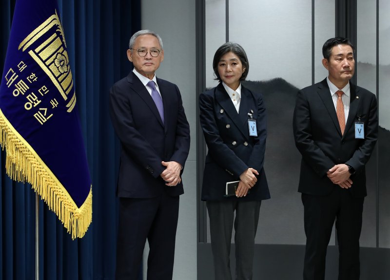 13일 오후 용산 대통령실 청사에서 열린 정무직 인선 발표 브리핑에서 문화체육관광부 장관 후보자에 지명된 유인촌 대통령실 문화체육특별보좌관(왼쪽부터)과 여성가족부 장관 후보자에 지명된 김행 전 국민의힘 비상대책위원, 국방부 장관 후보자에 지명된 신원식 국민의힘 의원이 김대기 비서실장의 발표를 경청하고 있다. 2023.9.13/뉴스1 ⓒ News1 오대일 기자