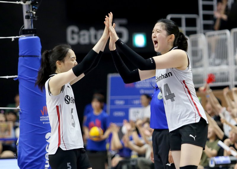 1일 경기도 수원시 서수원칠보체육관에서 열린 '2023 국제배구연맹(FIVB) 발리볼내셔널리그(VNL)' 3주차 3차전 대한민국과 중국과의 경기에서 이다현(오른쪽)이 득점에 성공한 뒤 환호하고 있다.(대한배구협회 제공) 2023.7.1/뉴스1 ⓒ News1 민경석 기자