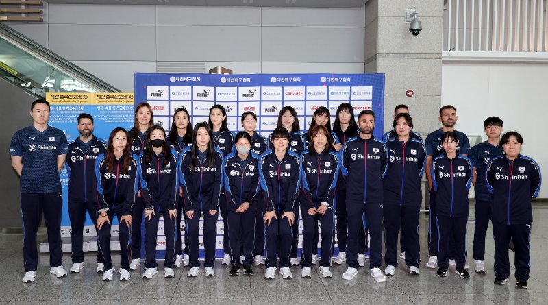 파리 올림픽 세계 예선에 출전하는 대한민국 여자 배구 국가대표팀 선수단이 14일 오전 인천국제공항 1터미널에서 출국 전 기념촬영을 하고 있다. 파리 올림픽 예선은 오는 24일 폴란드 우치에서 열린다. 대표팀은 예선을 마친 뒤 아시안게임 출전을 위해 곧바로 항저우로 이동할 계획이다. 2023.9.14/뉴스1 ⓒ News1 장수영 기자