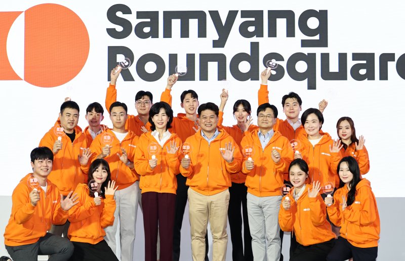 김정수 부회장을 비롯한 삼양라운드스퀘어 임직원들이 14일 오전 서울 종로구 누디트 익선에서 열린 '삼양라면 60주년 기념 비전선포식'에서 변경된 그룹 공식명칭을 소개하며 기념촬영을 하고 있다. 왼쪽부터 정우종 삼양애니 CEO, 전병우 삼양라운드스퀘어 전략기획본부장, 김정수 부회장, 김동찬 삼양식품 CEO, 김홍범 삼양스퀘어랩 연구소장, 김명진 삼양식품 CMO. 2023.9.14/뉴스1 ⓒ News1 구윤성 기자