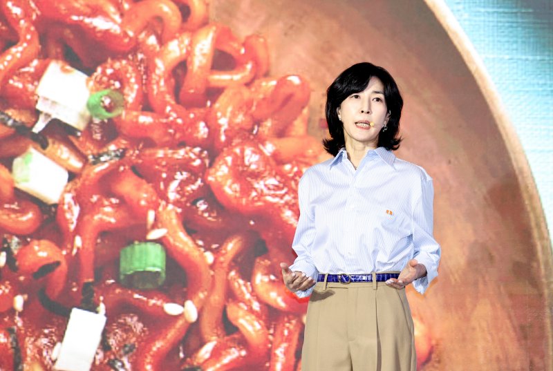 김정수 삼양라운드스퀘어 부회장이 14일 오전 서울 종로구 누디트 익선에서 열린 '삼양라면 60주년 기념 비전선포식'에서 변경된 그룹 공식명칭을 소개하고 있다. 2023.9.14/뉴스1 ⓒ News1 구윤성 기자