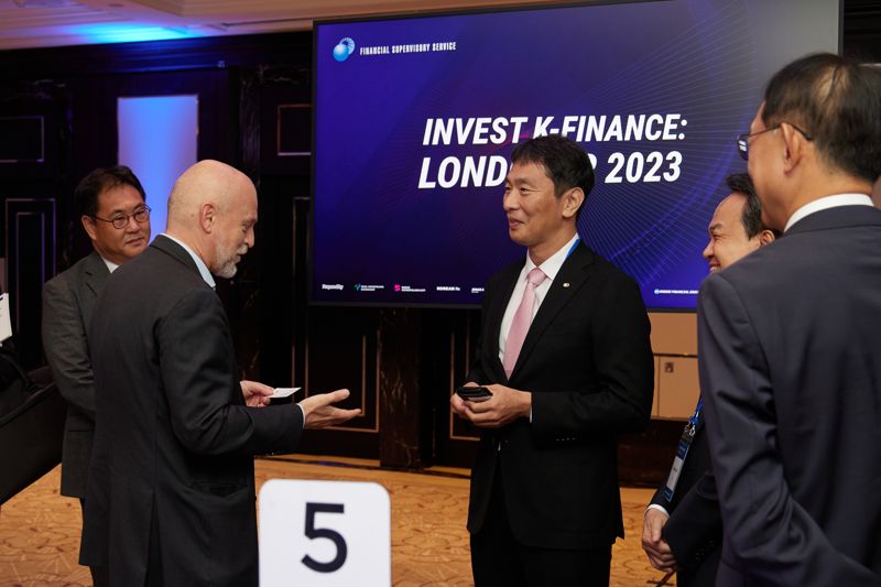 이복현 금융감독원장(왼쪽 3번째)이 13일(현지시간) 영국 런던 소재 로열랭캐스터런던 호텔에서 열린 금감원·지자체·금융권 공동 런던 투자설명회(INVEST K-FINANCE: LONDON IR 2023)에서 해외 투자자와 대화하고 있다. 금융감독원 제공