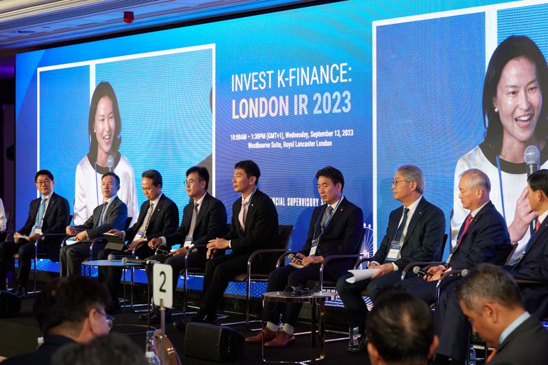 이복현 금융감독원장(왼쪽 5번째)과 금융투자업계 수장들이 13일(현지시간) 영국 런던 소재 로열랭캐스터런던 호텔에서 열린 금감원·지자체·금융권 공동 런던 투자설명회(INVEST K-FINANCE: LONDON IR 2023)에서 해외 투자자들과 대화하고 있다. 금융감독원 제공