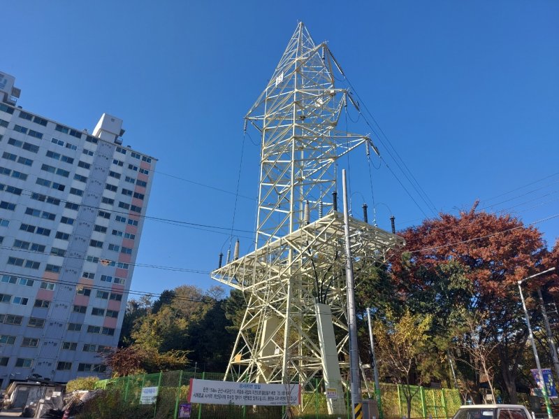 전북 군산시내에 세워진 송전철탑. 뉴스1