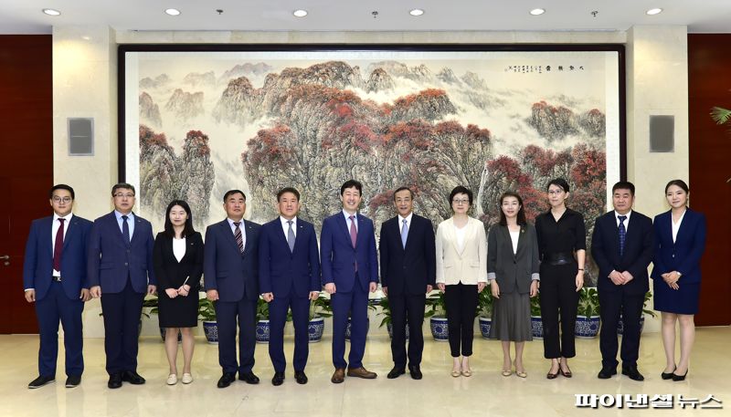 윤형중 한국공항공사 사장(왼쪽 여섯번째)이 지난 13일 중국 베이징 수도공항그룹 본사에서 왕창이 수도공항그룹 회장(왼쪽 일곱번째)과 회담을 마친뒤 참석자들과 기념촬영을 하고 있다. 한국공항공사 제공