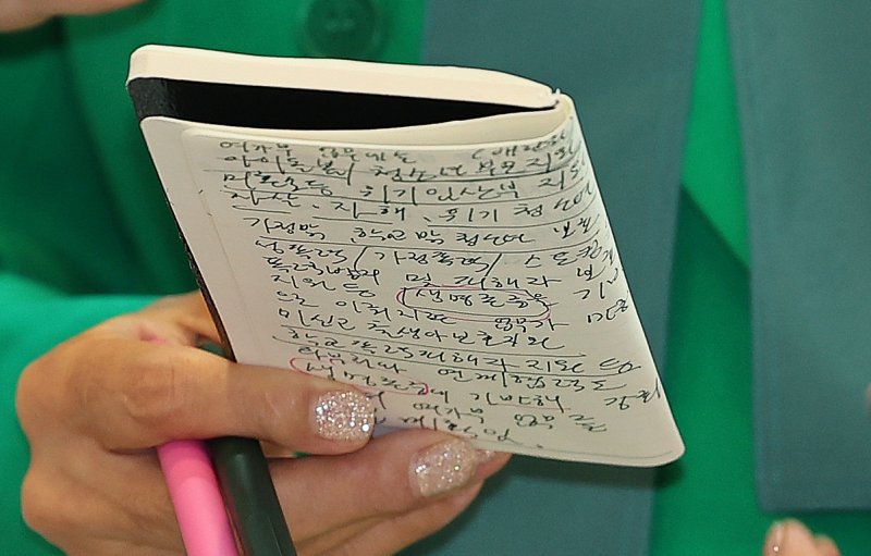 김행 여성가족부 장관 후보자가 14일 오전 서울 서대문구 한국청소년활동진흥원에 마련된 인사청문회 사무실로 출근하며 수첩을 보며 취재진의 질문에 답하고 있다. 2023.9.14/뉴스1 ⓒ News1 김진환 기자