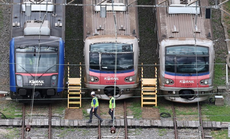 전국철도노동조합(철도노조)이 공공철도 확대 등을 요구하며 총파업에 돌입한 14일 서울 구로차량기지에서 열차들이 점검을 위해 멈춰서 있다. 뉴스1