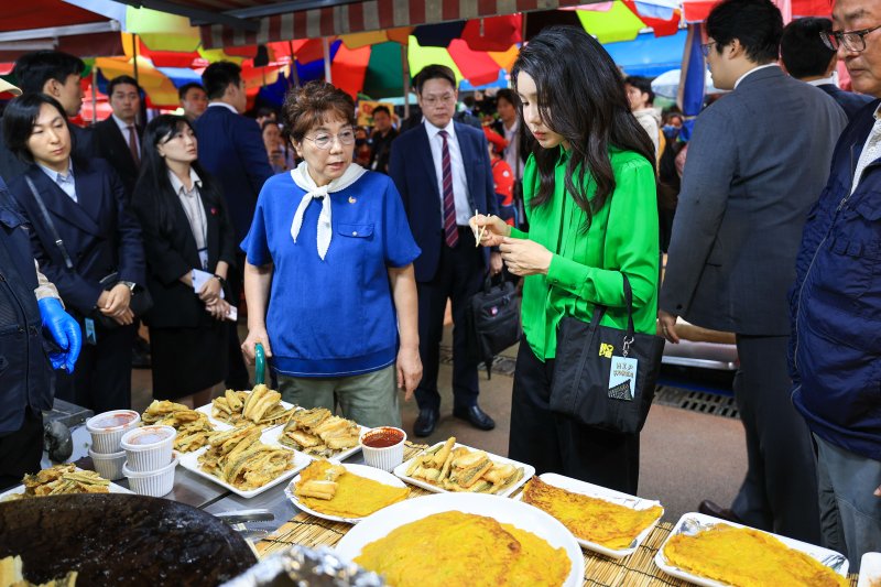 부산 기장시장서 튀김 맛보는 김건희 여사 (부산=연합뉴스) 임헌정 기자 = 윤석열 대통령 부인 김건희 여사가 14일 부산 기장시장을 찾아 튀김가게에서 붕장어 구이,호박전 등을 맛보고 있다. 2023.9.14 [대통령실 제공. 재판매 및 DB 금지] kane@yna.co.kr (끝)