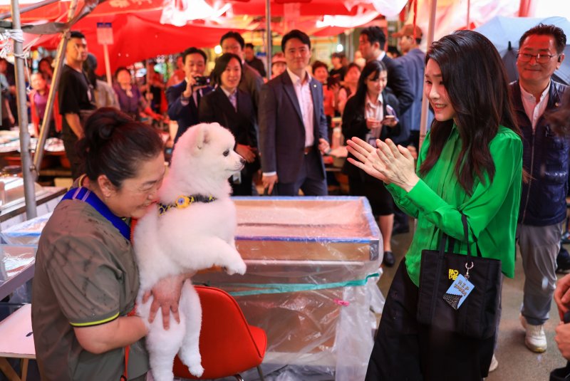 반려견 반기는 김건희 여사 (부산=연합뉴스) 임헌정 기자 = 윤석열 대통령 부인 김건희 여사가 14일 부산 기장시장에서 시장 상인이 기르는 반려견을 보고 반가워하고 있다. 2023.9.14 [대통령실 제공. 재판매 및 DB 금지] kane@yna.co.kr (끝)