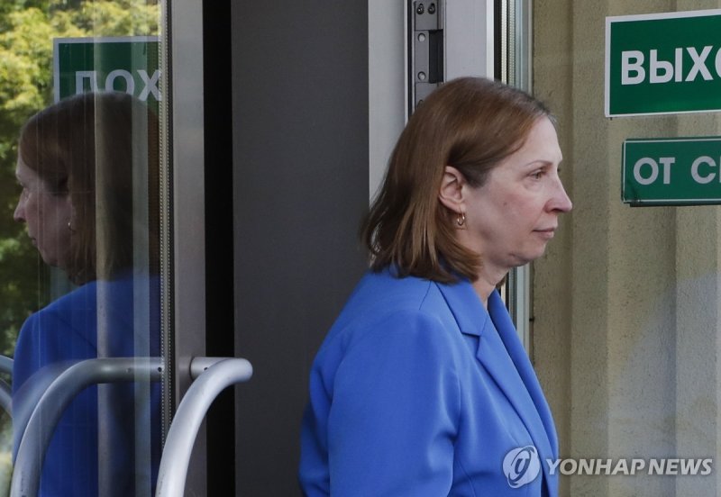 린 트레이시 러시아 주재 미국 대사 epa10705416 US Ambassador to Russia, Lynne M. Tracy, leaves the Moscow City Court following an appeal hearing against the extension of WSJ correspondent Evan Gershkovich's arrest term on espionage charges, in Moscow, Russia, 22 June 2023. Evan Gershkovich, a US journalist at The 