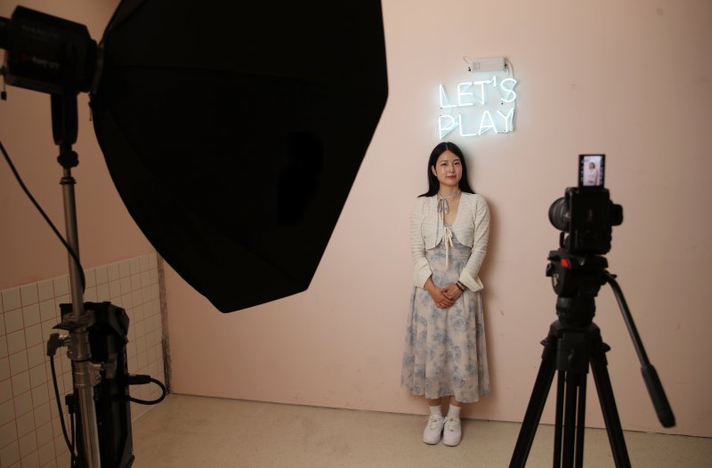 [서울=뉴시스] 고승민 기자 = 유튜브, 틱톡 크리에이터 김서경 씨(예명 끼불이)가 서울 마포구 순이엔티에서 뉴시스와 인터뷰 전 포즈를 취하고 있다. 2023.08.30. kkssmm99@newsis.com