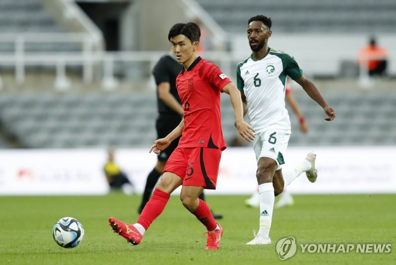 9월 12일 사우디아라비아와의 국가대표 경기에 출전한 황인범 Saudi Arabia's Ali Hazazi, right, and South Korea's In-Beom Hwang battle for the ball during the international friendly soccer match at St. James' Park, Newcastle upon Tyne, England, Tuesday Sept. 12, 2023. (Will Matthews/PA via AP) UNITED KINGDOM OUT; NO SALES; NO 