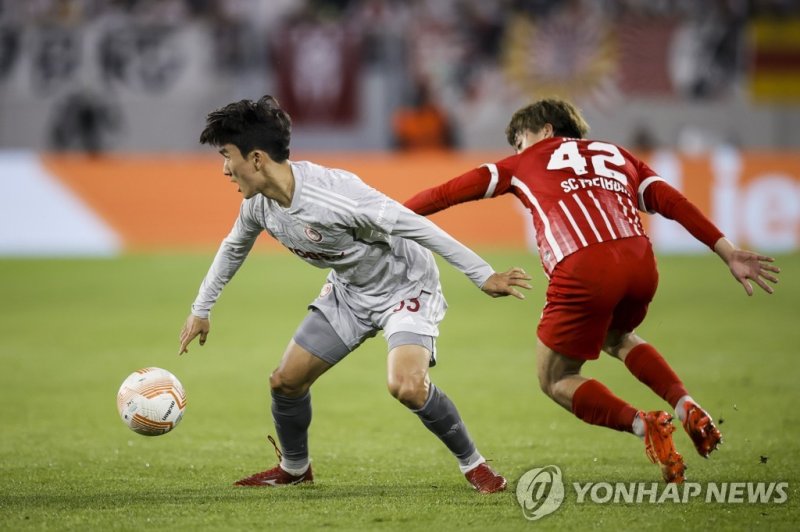 올림피아코스 시절 UEFA 유로파리그 경기에 출전한 황인범(왼쪽) epa10270062 Piraeus's In-beom Hwang (L) in action against Freiburg's Ritus Doan (R) during the UEFA Europa League group G soccer match between SC Freiburg and Olympiacos Piraeus in Freiburg, Germany, 27 October 2022. EPA/RONALD WITTEK