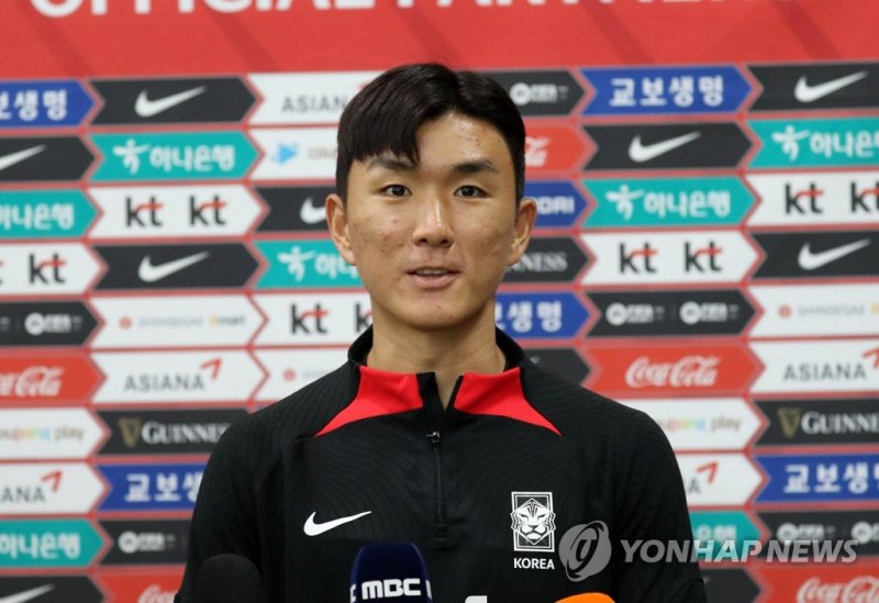 황인범 황인범 인터뷰 (대전=연합뉴스) 김준범 기자 = 대한민국 축구대표팀 황인범이 18일 오후 대전 월드컵경기장에서 훈련을 하기 전 취재진 질문에 답하고 있다. 대표팀은 20일 엘살바도르와의 평가전을 치른다.2023.6.18 psykims@yna.co.kr (끝)