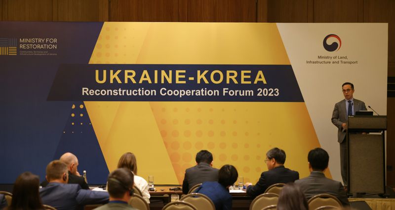 KT 문성욱 글로벌사업실장이 한국 국토교통부 주관으로 우크라이나 키이우에서 열린 ‘한국-우크라이나 재건 협력 포럼’에서 ‘ICT Partner for Ukraine’이라는 주제로 우크라이나 재건을 위한 제안 발표를 하고 있다. KT 제공