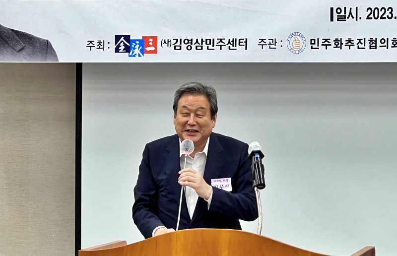 김영삼민주센터는 5일 부산 연제구의 부산시의회 브리핑룸에서 문민정부 출범 30주년을 맞아 ‘김영삼 대통령과 부산·울산·경남’이라는 주제로 기념 세미나를 열었다. 김무성 민주화추진협의회 회장이 인사말을 하고 있다. 사진=뉴시스