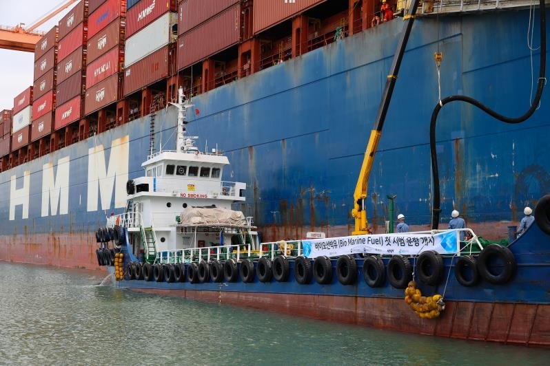 'HMM 타코마'호에 급유선을 통해 바이오선박유를 공급하고 있다./GS칼텍스 제공