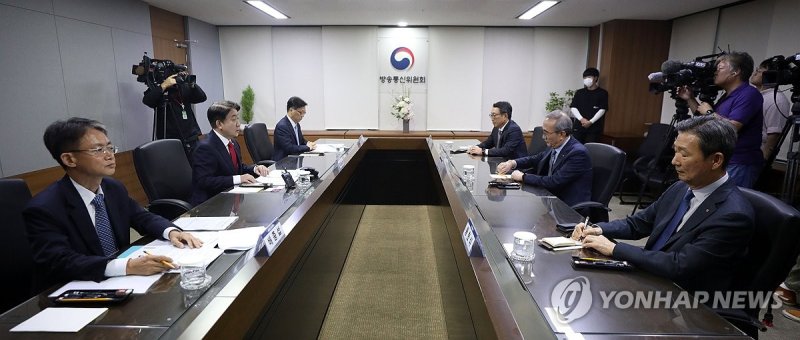 방통위원장-이동통신 3사 대표 간담회 방통위원장-이동통신 3사 대표 간담회 (과천=연합뉴스) 윤동진 기자 = 이동관 방송통신위원장이 15일 오후 정부과천청사에서 진행된 이동통신 3사 대표이사와 첫 회동에서 발언하고 있다. 2023.9.15 [공동취재] mon@yna.co.kr (끝)