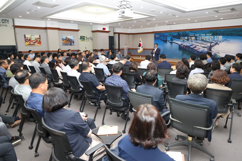 지난 14일 김홍규 강릉시장이 마련한 '민선 8기 강릉시정 현안 및 비전 공유' 간담회.(강릉시 제공) 2023.9.15/뉴스1