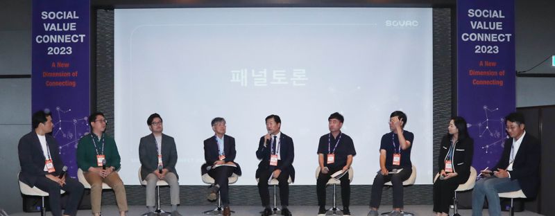 우태희 대한상공회의소 상근부회장(왼쪽 다섯번째)이 15일 그랜드 워커힐 서울에서 개최된 SOVAC 2023 내 '제15차 대한상의 ESG경영 포럼)' 패널들과 토론을 하고 있다. 대한상의 제공