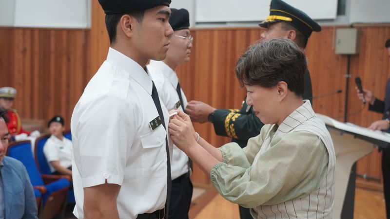 학군단 후보생에게 학년(계급)장 배지 달아주는 대경대 이채영 총장(오른쪽). 대경대학교 제공