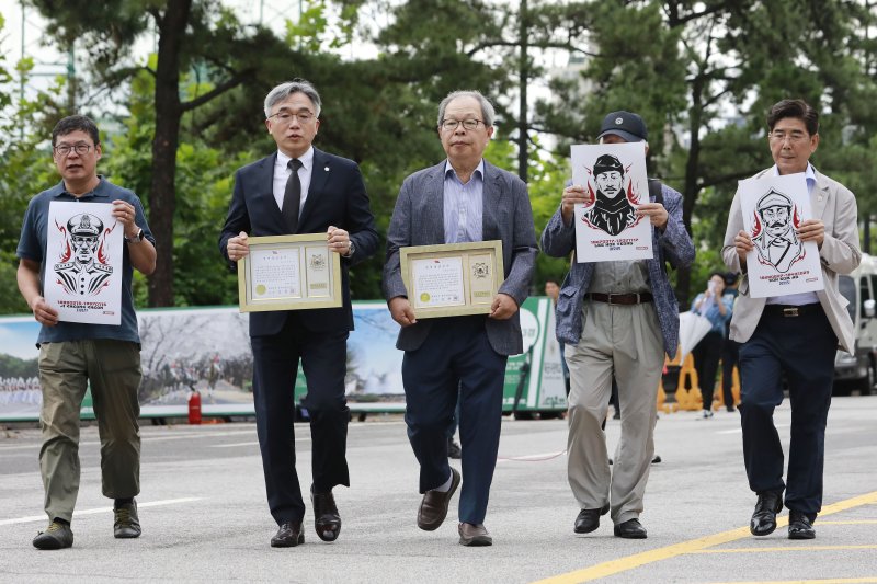 [서울=뉴시스] 최동준 기자 = 15일 서울 노원구 육군사관학교 정문 앞에서 독립운동가 윤기섭 선생의 외손자 정철승 변호사, 지청천 장군과 이상룡 선생의 후손들이 홍범도 장군의 흉상 철거 결정에 반발해 육사로부터 받았던 명예 졸업증서 반납 하기 위해 걸어오고 있다. 육사는 지난 2018년 이들 독립운동가에게 명예 졸업증을 수여했다. 2023.09.15. photocdj@newsis.com