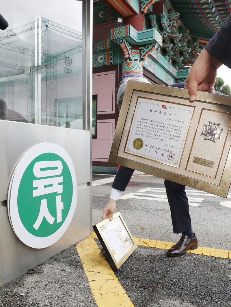 [서울=뉴시스] 최동준 기자 = 15일 서울 노원구 육군사관학교 정문 앞에서 독립운동가 윤기섭 선생의 외손자 정철승 변호사, 지청천 장군과 이상룡 선생의 후손들이 홍범도 장군의 흉상 철거 결정에 반발해 육사로부터 받았던 명예 졸업증서를 반납하고 있다. 육사는 지난 2018년 이들 독립운동가에게 명예 졸업증을 수여했다. 2023.09.15. photocdj@newsis.com