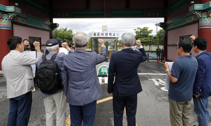 [서울=뉴시스] 최동준 기자 = 15일 서울 노원구 육군사관학교 정문 앞에서 독립운동가 윤기섭 선생의 외손자 정철승 변호사, 지청천 장군과 이상룡 선생의 후손들이 홍범도 장군의 흉상 철거 결정에 반발해 육사로부터 받았던 명예 졸업증서를 반납한 뒤 구호를 외치고 있다. 육사는 지난 2018년 이들 독립운동가에게 명예 졸업증을 수여했다. 2023.09.15. photocdj@newsis.com