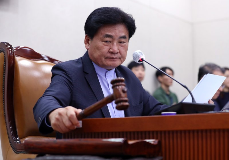 [서울=뉴시스] 이영환 기자 = 소병훈 국회 농림축산식품해양수산위원장이 15일 오후 서울 여의도 국회에서 열린 전체회의에서 안건을 가결하고 있다. 2023.09.15. 20hwan@newsis.com