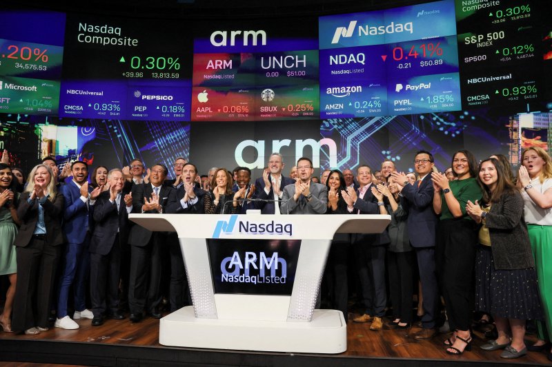 지난 14일(현지시간) 르네 하스 최고경영자(CEO) 등 Arm 경영진들이 미국 뉴욕 나스닥 시장 기업공개(IPO) 행사에서 박수를 치며 상장을 축하하고 있다.로이터연합뉴스