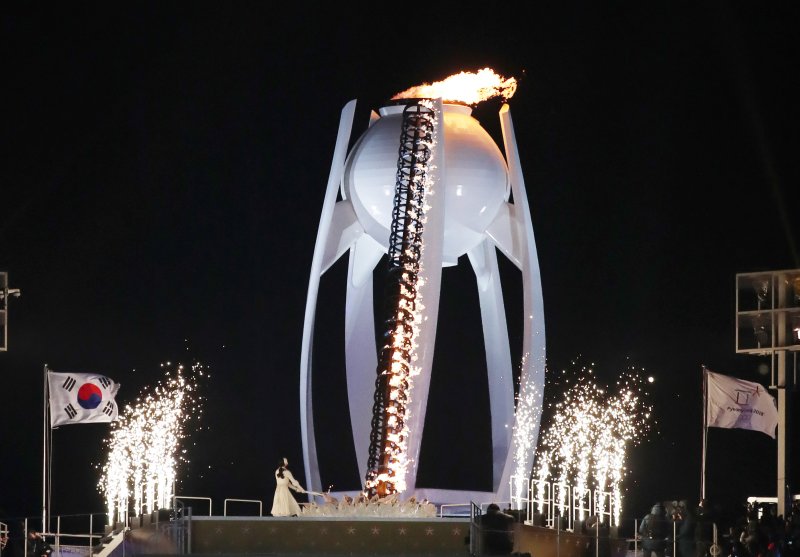 9일 강원도 평창올림픽스타디움에서 열린 평창동계올림픽 개막식에서 마지막 성화주자인 '피겨여왕' 김연아가 달항아리 성화대에 성화를 점화하고 있다. 2018.2.9/뉴스1 ⓒ News1 사진공동취재단