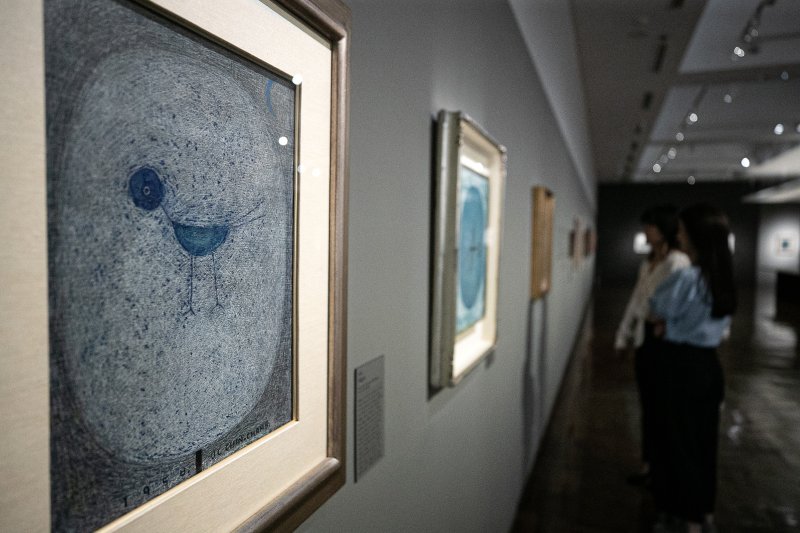 13일 오전 서울 중구 국립현대미술관 덕수궁관에서 개막을 앞둔 '가장 진지한 고백 장욱진 회고전'에 작품들이 전시돼 있다. 오는 14일부터 개막하는 '가장 진지한 고백 장욱진 회고전'에는 장욱진의 60년의 유화, 먹그림, 매직펜 그림, 표지화와 삽화, 도자기 그림 등 270여점이 전시된다. 2023.9.13/뉴스1 ⓒ News1 이승배 기자