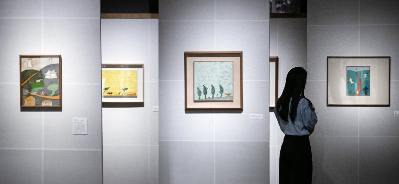 13일 오전 서울 중구 국립현대미술관 덕수궁관에서 개막을 앞둔 '가장 진지한 고백 장욱진 회고전'에 작품들이 전시돼 있다. 오는 14일부터 개막하는 '가장 진지한 고백 장욱진 회고전'에는 장욱진의 60년의 유화, 먹그림, 매직펜 그림, 표지화와 삽화, 도자기 그림 등 270여점이 전시된다. 2023.9.13/뉴스1 ⓒ News1 이승배 기자