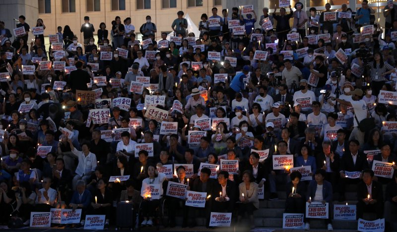 [서울=뉴시스] 고범준 기자 = 11일 오후 서울 여의도 국회 본청 앞 계단에서 열린 제7차 윤석열 정권 폭정 저지민주주의 회복 촛불 문화제에서 참석자들이 손 피켓을 들고 있다. 2023.09.11. bjko@newsis.com