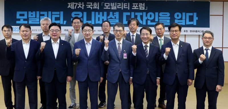 [서울=뉴시스] 추상철 기자 = 권성동 국민의힘 의원과 이원욱 더불어민주당 의원이 12일 오전 서울 여의도 국회에서 열린 제7차 국회 모빌리티 포럼에서 강남훈 한국자동차모빌리티산업협회 회장 등 참석자와 함께 기념촬영을 하고 있다. 2023.09.12. scchoo@newsis.com