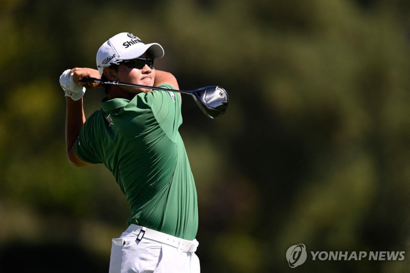 김성현의 2라운드 경기 모습 NAPA, CALIFORNIA - SEPTEMBER 15: S.H. Kim of South Korea plays his shot from the 15th tee during the second round of the Fortinet Championship at Silverado Resort and Spa on September 15, 2023 in Napa, California. Orlando Ramirez/Getty Images/AFP (Photo by Orlando Ramirez / GETTY IMA