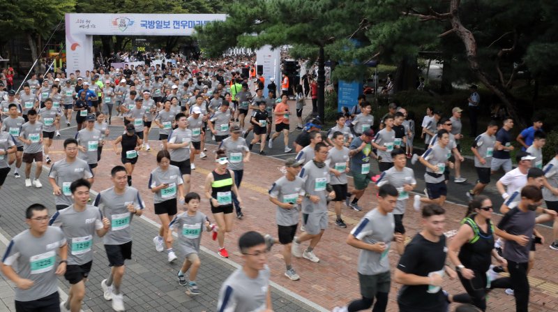 [서울=뉴시스] 김금보 기자 = 16일 오전 서울 송파구 올림픽공원 평화의광장 일대에서 열린 '건군 75주년 및 한미동맹 70주년 기념 제19회 국방일보 전우마라톤'에 참가한 국군 장병, 주한미군과 가족, 일반인 러너들이 힘차게 출발하고 있다. 2023.09.16. kgb@newsis.com